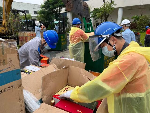 广州警方集中销毁假冒伪劣产品，食品药品销毁处理